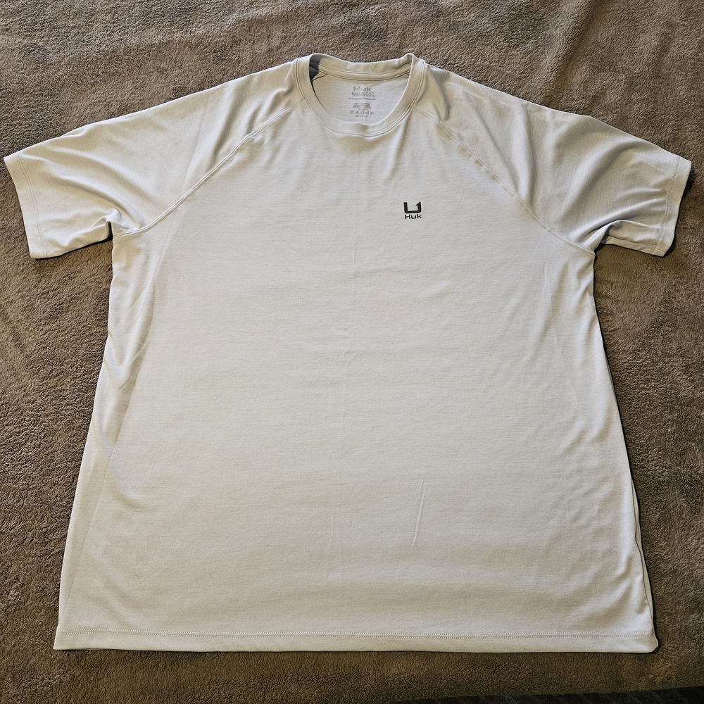 Huk Men's Performance Short Sleeve Tee - Light Gray w/ Blue Camo graphic